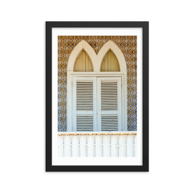 Janela branca de madeira com persianas e azulejos tradicionais