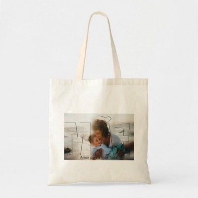 Saco de tecido cru com foto estampada de mulher e criança na praia com texto