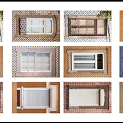 Variedade de janelas e portas de madeira e metal em paredes de tijolo e reboco