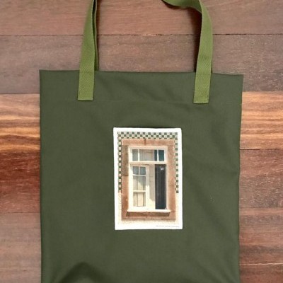 Saco verde-oliva em tecido com alças e patch de fotografia de janela