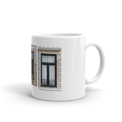 Caneca branca com imagem de janelas portuguesas e texto