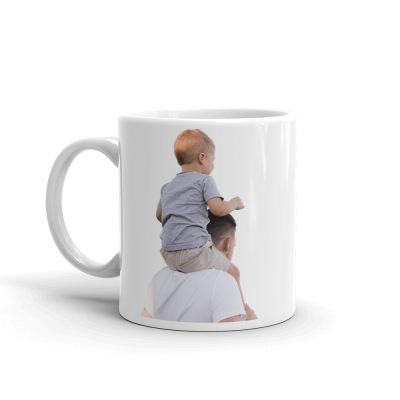 Caneca branca com fotografia de bebé e adulto vista de costas
