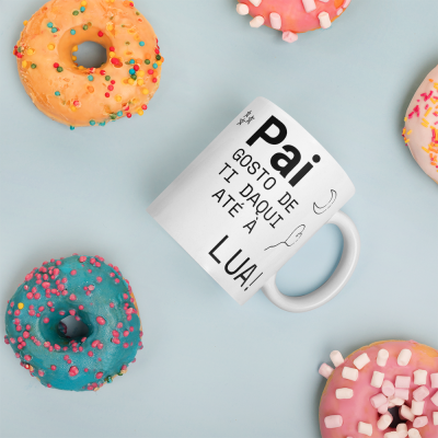 Caneca branca com texto para pai rodeada de donuts coloridos