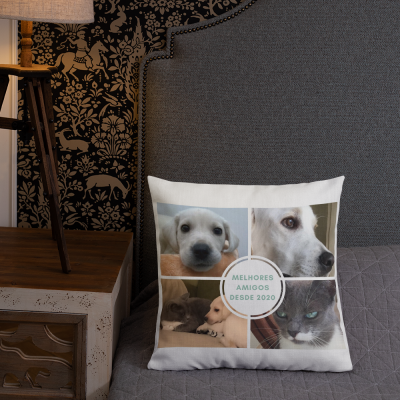 Almofada branca com fotos de cão e gato e texto MELHORES AMIGOS DESDE 2020 numa cama cinzenta