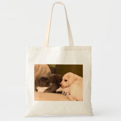 Saco de pano branco com imagem de cão e gato deitados