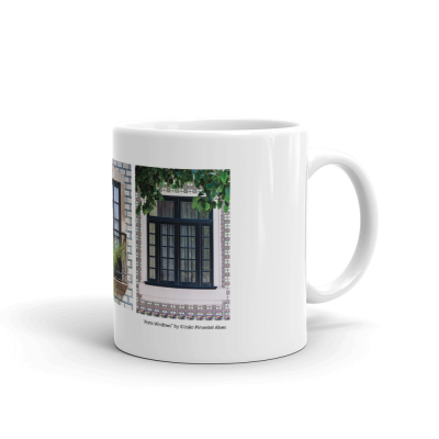 Caneca branca com imagem de janela em azulejos