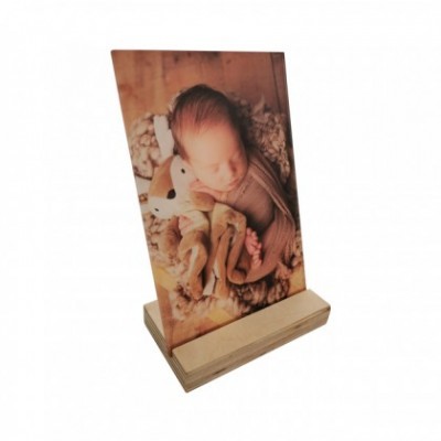 Fotografia de bebé em suporte de madeira