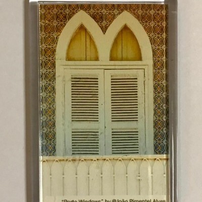 Magnete com imagem de janela arqueada branca e azulejos coloridos