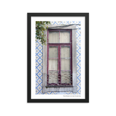 Janela antiga com moldura vermelha em parede com azulejos azuis e brancos