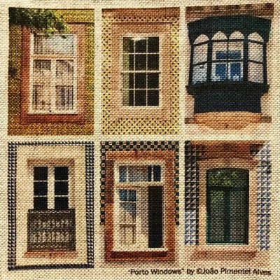 Patchwork com seis janelas arquitetónicas coloridas e texturizadas em tecido.