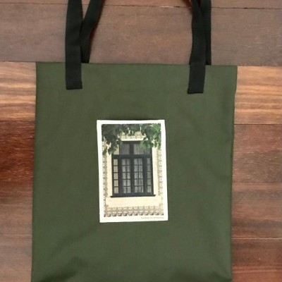 Saco de lona verde com estampa de janela e alças pretas