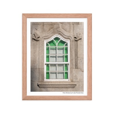 Fotografia de janela branca com vidro verde em parede de pedra cinzenta emoldurada