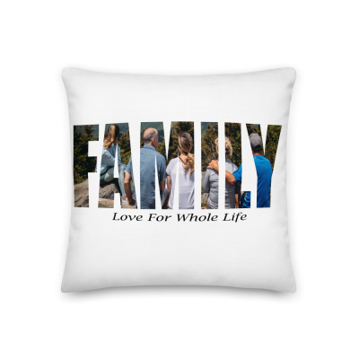 Almofada branca com palavra FAMILY e texto Love For Whole Life