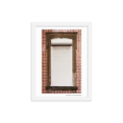 Janela com persiana fechada rodeada por azulejos vermelhos e brancos