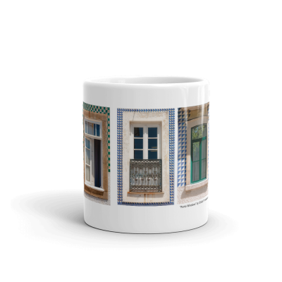 Caneca branca com estampas de janelas decoradas com azulejos coloridos.