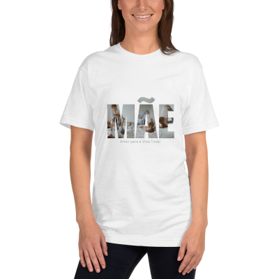 T-shirt branca com estampado colorido da palavra MÃE e texto amor para a vida toda