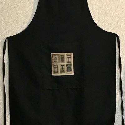 Avental preto com bolso e imagem de janelas aplicadas