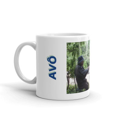 Caneca branca com palavra AVÔ e foto de homem idoso sentado num banco ao ar livre