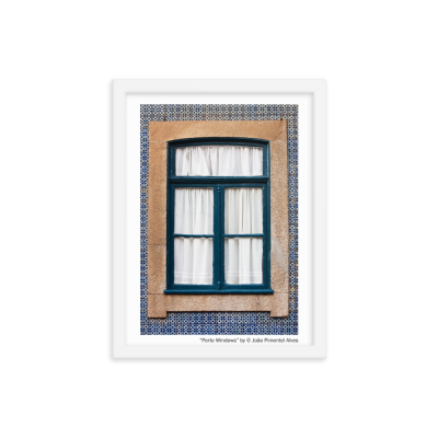 Fotografia de janela azul com cortinas brancas e azulejos azul escuro à volta