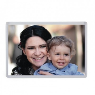 Moldura retangular com fotografia de mulher e menino sorridentes