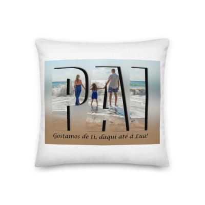Almofada branca com foto família na praia e texto em português