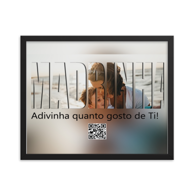 Pôster emoldurado com texto 'MAD3LINHA' e 'Adivinha quanto gosto de Ti!' com código QR e fotografia de duas pessoas barbeando ao ar livre