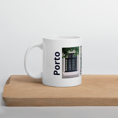 Caneca branca com imagem de janela tradicional portuguesa e texto 'Porto'