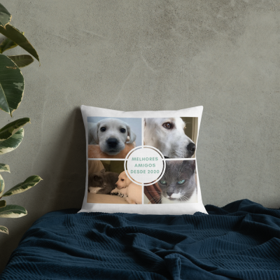 Travesseiro branco com fotos de cães e gatos e texto MELHORES AMIGOS DESDE 2020