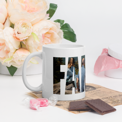 Caneca branca com palavra 'FAMILY' com imagens, chocolate, caramelos, flores e caixa redonda