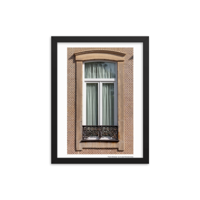 Fotografia emoldurada de janela com cortinas brancas e moldura de pedra