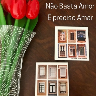 Ramo de tulipas vermelhas, duas cartas postais de janelas e texto 'Não Basta Amor É preciso Amar'
