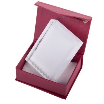 Carteira branca em caixa vermelha