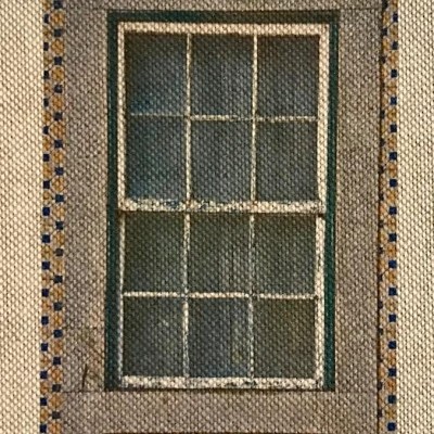 Janela com caixilho branco em parede decorada com azulejos coloridos e fundo texturizado de tecido