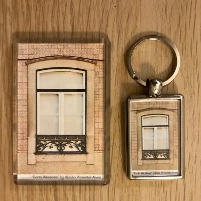 Porta-chaves e íman com imagem de janela decorativa em moldura clara e grade preta
