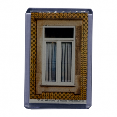 Caixa com fotografia colorida de uma janela rodeada por azulejos amarelos com padrão circular