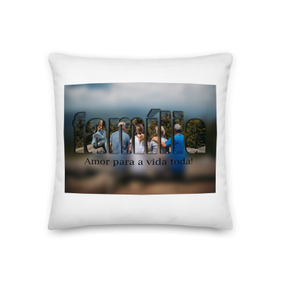 Almofada branca com impressão da palavra família e texto Amor para a vida toda