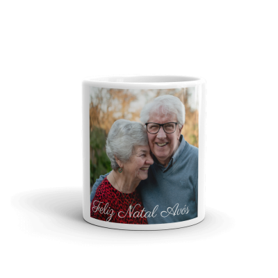 Caneca branca com foto de casal sénior e texto Feliz Natal Avós