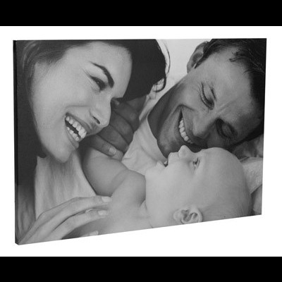 Fotografia a preto e branco de uma impressão de tela com uma família feliz.