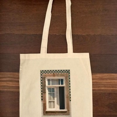 Mala de tecido bege com impressão de janela e azulejos