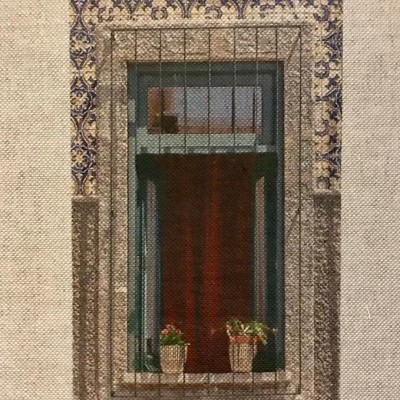 Pintura de janela com grades e vasos na peanha, moldura de azulejos e pedra