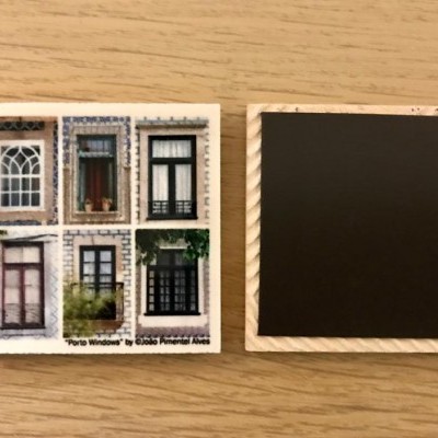Dois ímanes quadrados com fotos de janelas tradicionais e íman preto com borda texturada.