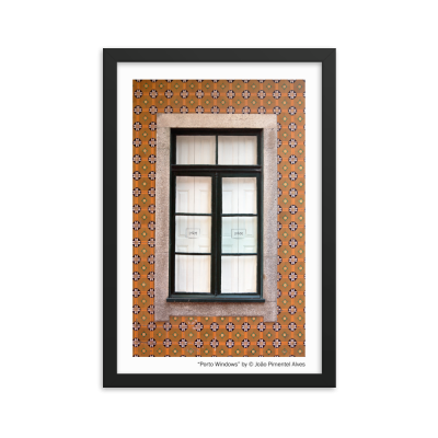Fotografia em moldura preta de janela preta em azulejos portugueses laranja e brancos