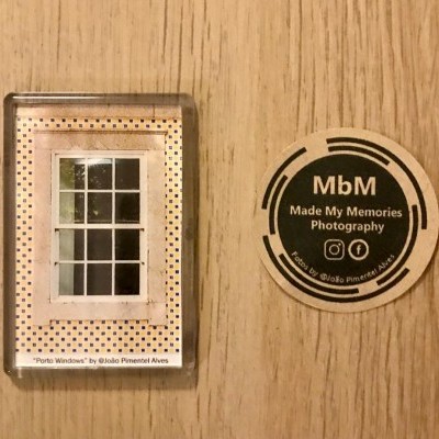 Íman com imagem de janela e etiqueta circular preta da MbM Made My Memories Photography