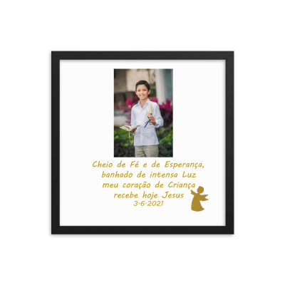 Moldura preta com foto de criança e texto religioso em português