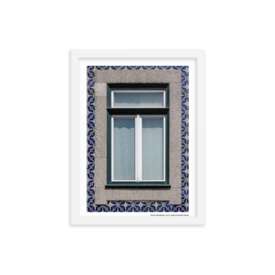 Janela dupla com moldura verde escuro rodeada por azulejos azuis e brancos