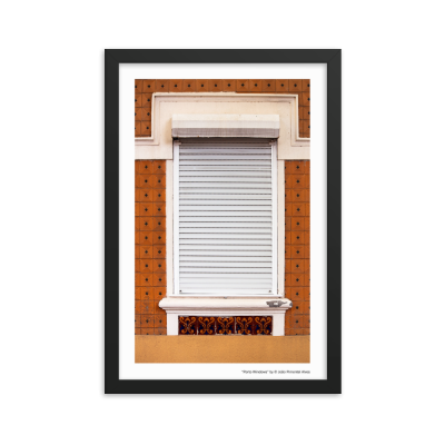 Janela com estore branco fechada numa parede de azulejos cor de ferrugem