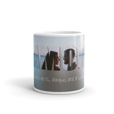 Caneca branca com foto de casal e texto sobre amor