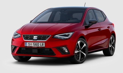 Carro compacto vermelho SEAT com tejadilho preto e jantes desportivas