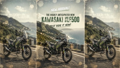 Mota Kawasaki KLE500 cinzenta com detalhes verdes numa paisagem costeira