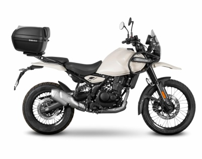 Motocicleta Royal Enfield creme com mala preta